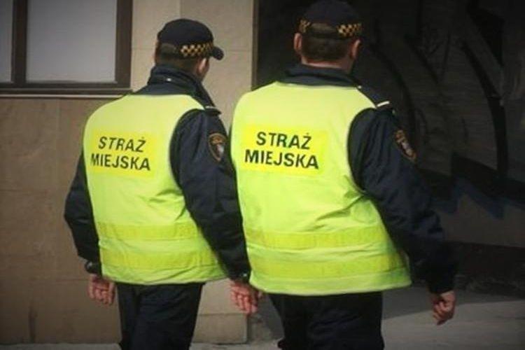 Straż miejska sprawdzi, czy kierowcy nie zastawiają chodników i ścieżek rowerowych