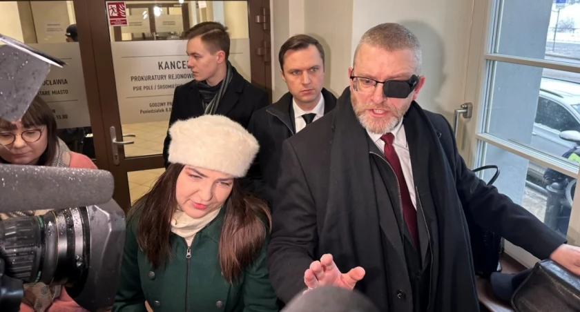 Grzegorz Braun miał dziś we Wrocławiu usłyszeć zarzuty. Ale nie miał czasu
