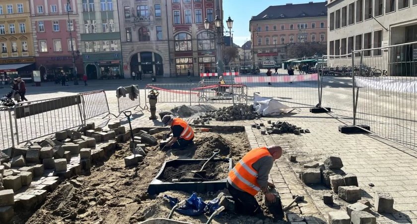 Rynek we Wrocławiu rozkopany. Plastikowe „skrzynki” czekają na drzewa