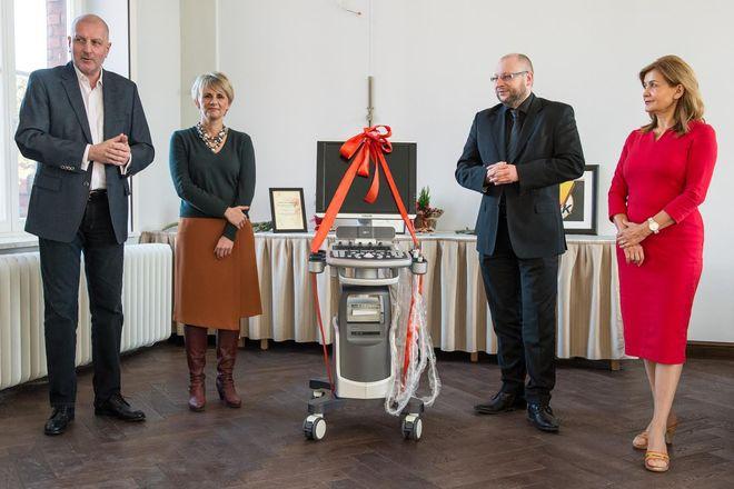 Prezydent Rafał Dutkiewicz przekazał na rzecz wrocławskiego szpitala urządzenie warte 100 tysięcy złotych [ZDJĘCIA]