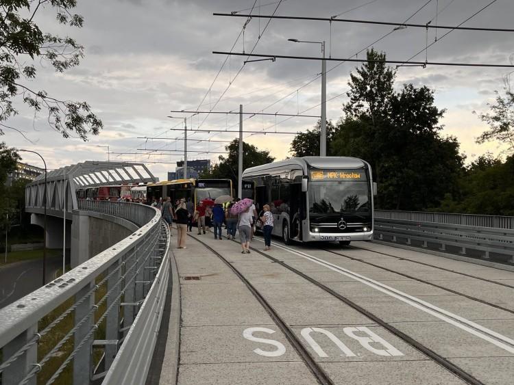 Parada autobusów we Wrocławiu. Pojechały na nowy wiadukt na TAT [ZDJĘCIA]