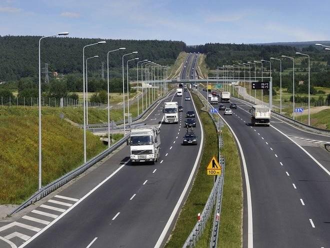 Autostrada A4: Bus uderzył w nocy w bariery i wpadł do rowu