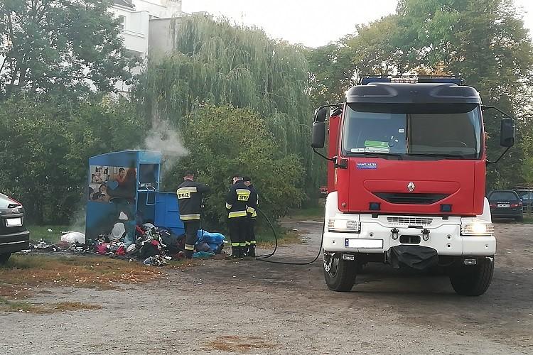 Pożar na podwórku przy Oporowskiej. Płonął kontener na ubrania