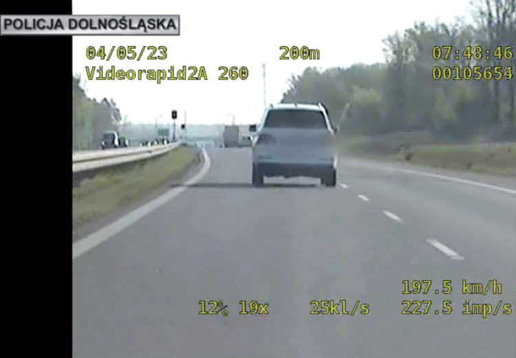 Na S8 pędził prawie 200 km/h. Policjantom mówił, że śpieszy się na sprawę [WIDEO]
