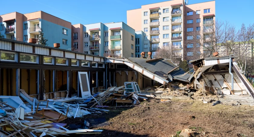 Totalna demolka na Nowym Dworze. Dzieci wrócą tutaj za 1,5 roku 