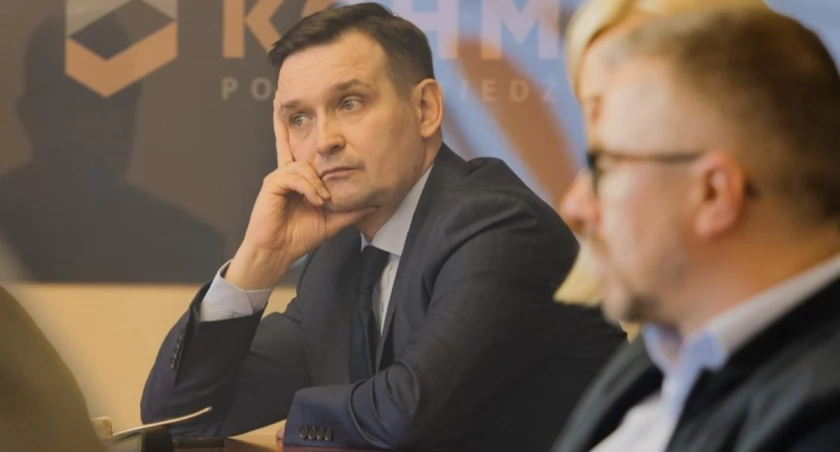 Michał Jaros musiał ustąpić ze stanowiska szefa partii we Wrocławiu. Na komisarzy wyznaczono Bogdana Zdrojewskiego i Jarosława Dudę