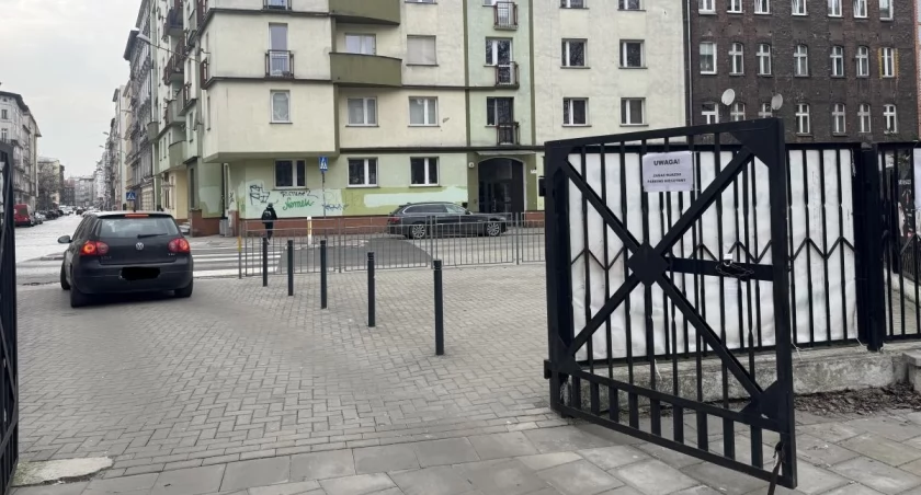 Wjazd do szkoły przez przejście dla pieszych. Rodzice boją się powtórki tragedii z Bielawy