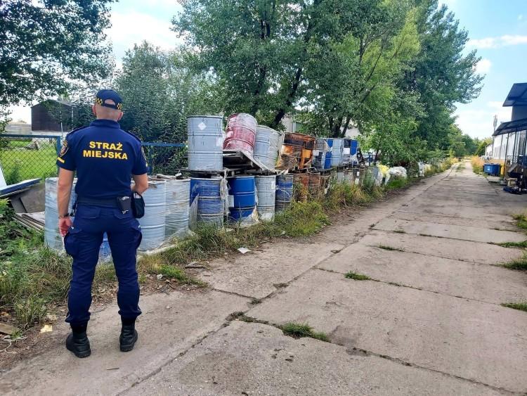 Beczki z toksycznymi chemikaliami we Wrocławiu. Mogło dojść do tragedii [ZDJĘCIA]