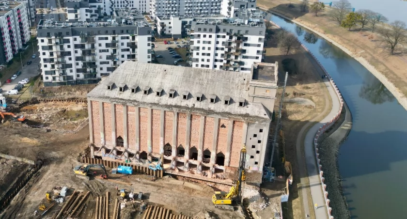 Dawny elewator nad Odrą dostaje drugie życie. Zobacz, jak zmienia się w mieszkania