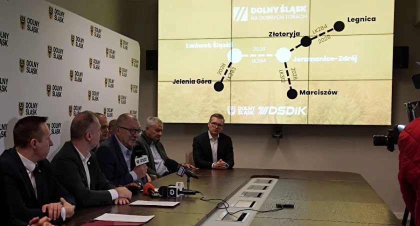 Po latach pociągi pojadą do dwóch miejscowości. Umowy podpisane