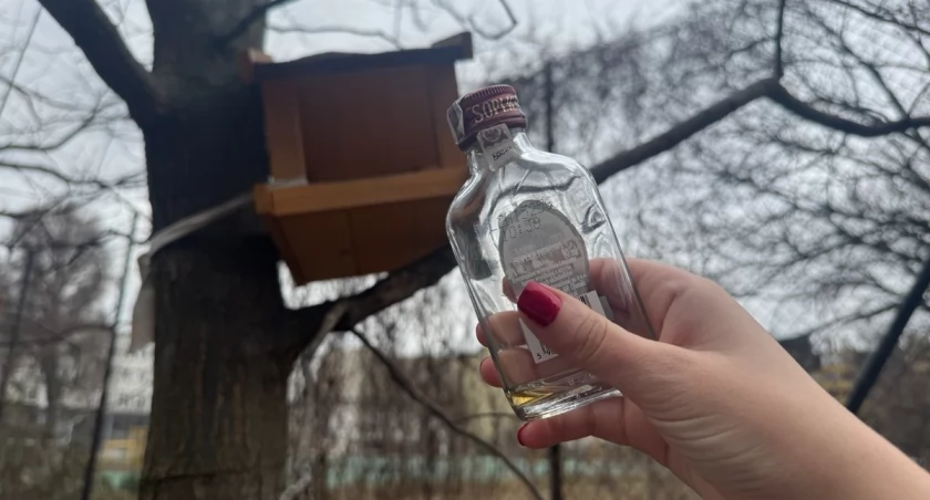 Śnieg stopniał, śmieci zostały. Ludzie wyrzucają nawet małpki do karmników dla ptaków