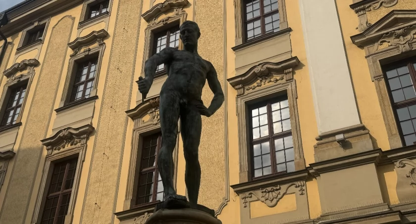 Szermierz zostaje bez szpady. Miasto się poddaje. Złodziei może odstraszyć tylko woda