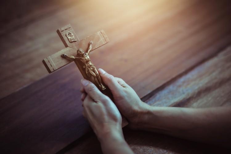 Zdjąć krzyże ze ścian, koniec modlitw i święcenia miejsc w urzędzie - uchwalili radni Wrocławia