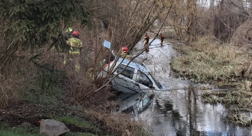 Samochód w rzece pod Wrocławiem. Służby nie znalazły kierowcy