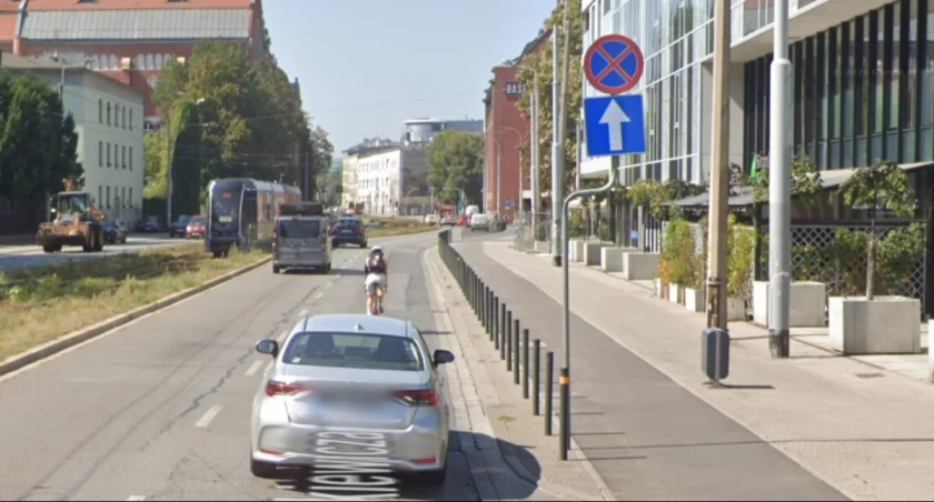 Za jazdę po tej drodze dla rowerów grozi mandat! Formalnie to zwykły chodnik