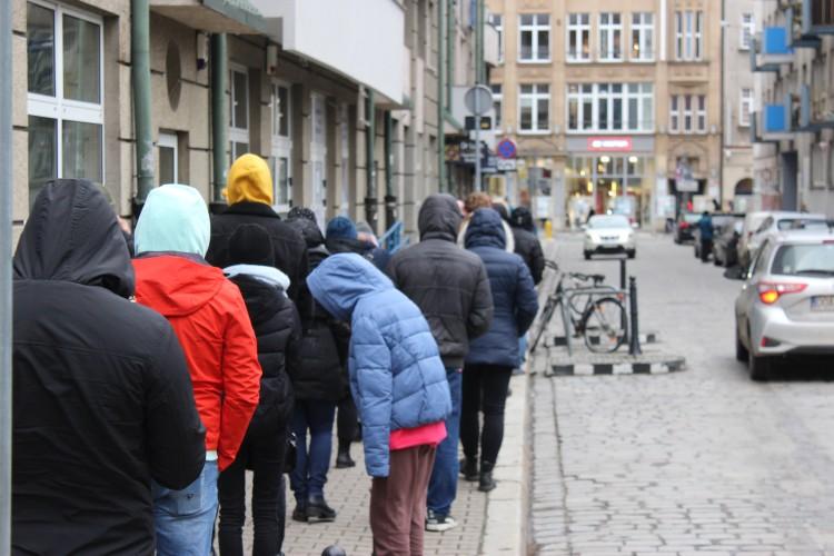 Coraz dłuższe kolejki do punktów testowania we Wrocławiu