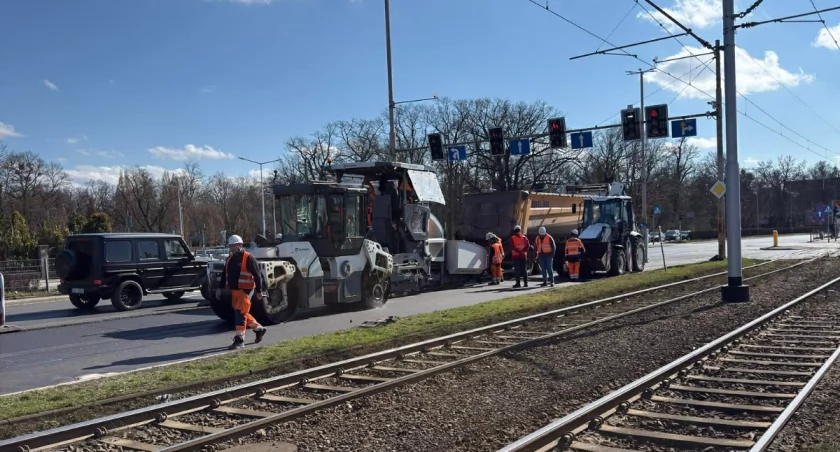 Zmiany na Powstańców Śląskich. Jeden odcinek otwierają, inny zamykają