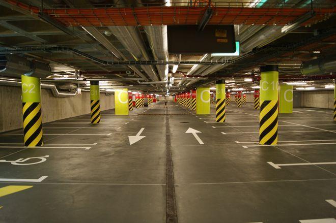 Nie będzie stojaków rowerowych na parkingu podziemnym przy Dworcu Głównym. PKP: to niemożliwe