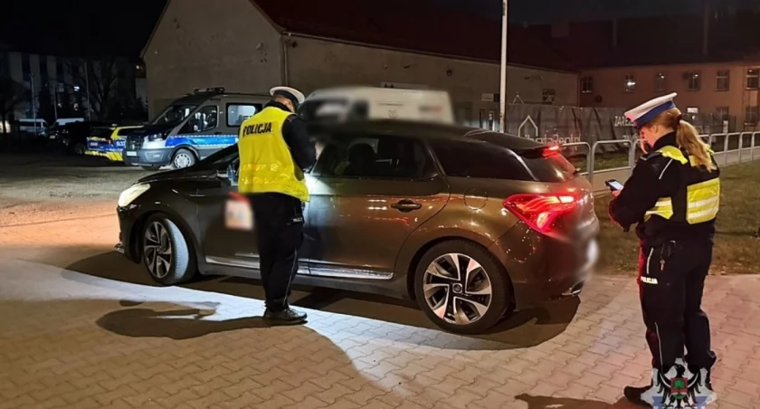 Kto nas wozi taksówkami na aplikację? Policja zatrzymała pijanych i poszukiwanych za przestępstwa kierowców!