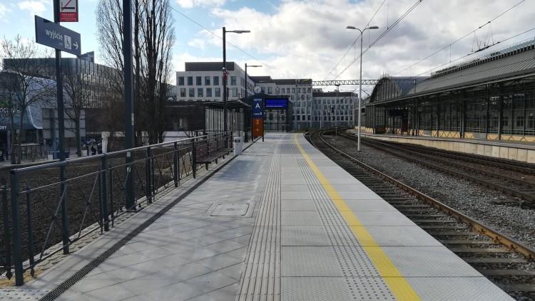 Nowy peron na Dworcu Głównym już gotowy. Ruszył w niedzielę [ZDJĘCIA]