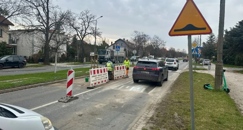 Aleja Kochanowskiego z przeszkodami. Montują progi i ograniczenie do 30 km/h