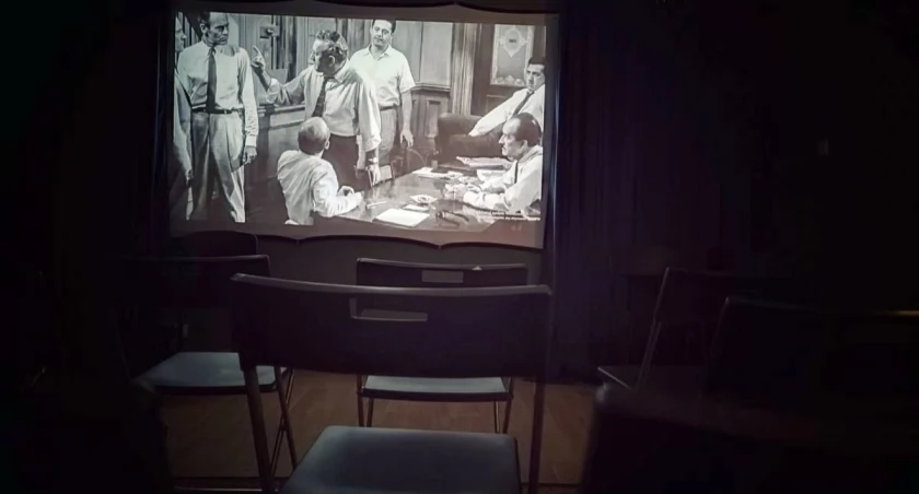 Absolutne kino! Zajrzeliśmy do piwnicy niepozornej kawiarni na Nadodrzu