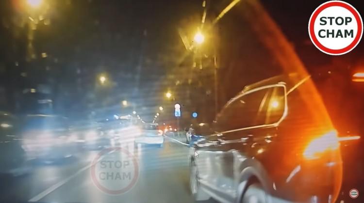 Wrocław: Awantura na drodze. Kierowca wyprzedzał zatoczką autobusową [WIDEO]