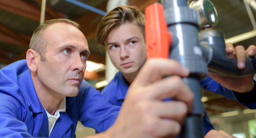 Kończą szkołę i wpadają w lukę. Mimo obowiązku edukacji, wolą iść do pracy 