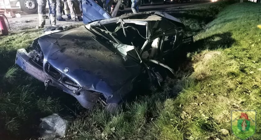 BMW dachowało i wpadło do rowu. Cztery osoby ranne, jedną zabrał śmigłowiec LPR
