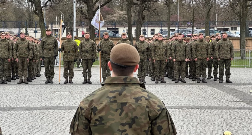 Nowi żołnierze w 16. Dolnośląskiej Brygadzie Obrony Terytorialnej. Pod Halą Stulecia złożyli przysięgę