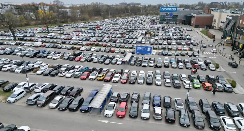 Oblężenie Magnolii Park w przedświąteczny weekend. Czy to się zmieni gdy parking będzie płatny?