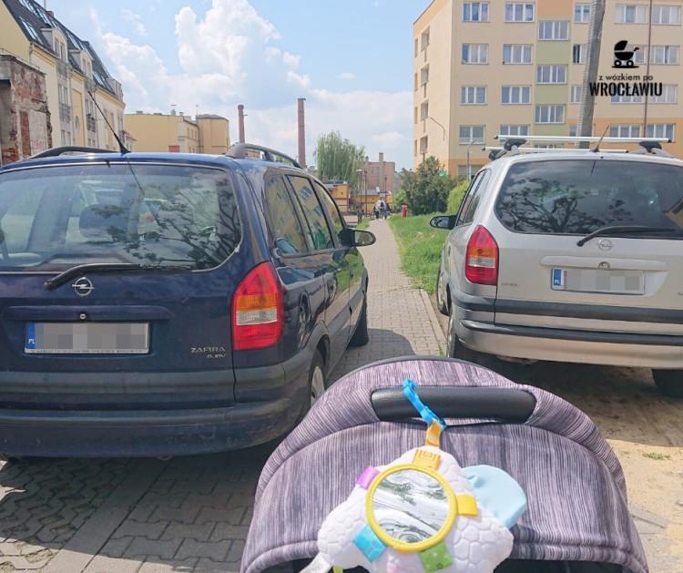 Wrocław z perspektywy dziecięcego wózka. Rodzice piętnują dzikie parkowanie [ZDJĘCIA]