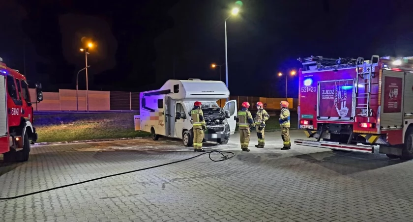 Dwóch mężczyzn podpaliło kampera na stacji paliw. Wszystko się nagrało