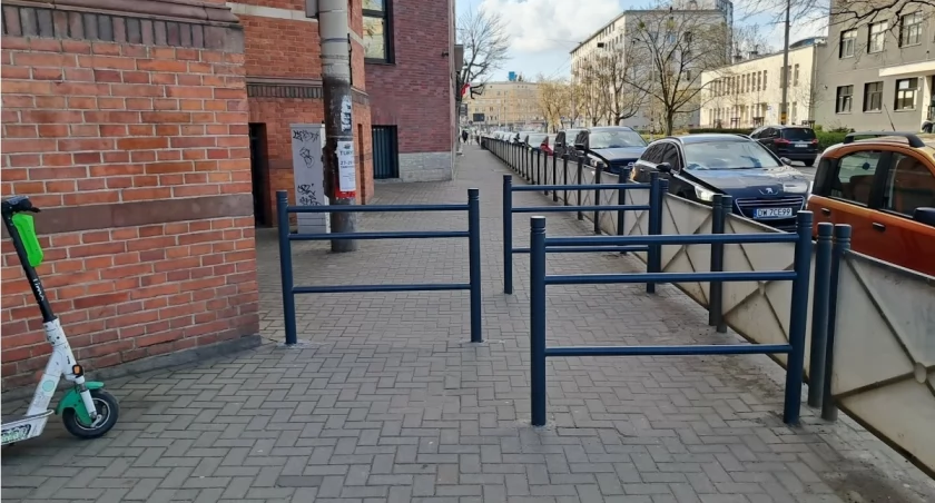Miasto zastawiło w centrum zasieki na rowerzystów
