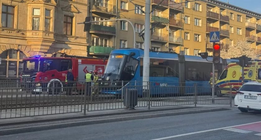 Tramwaj potrącił dwie osoby, ciężko ranna 12-latka trafiła do szpitala. Dramat w centrum Wrocławia