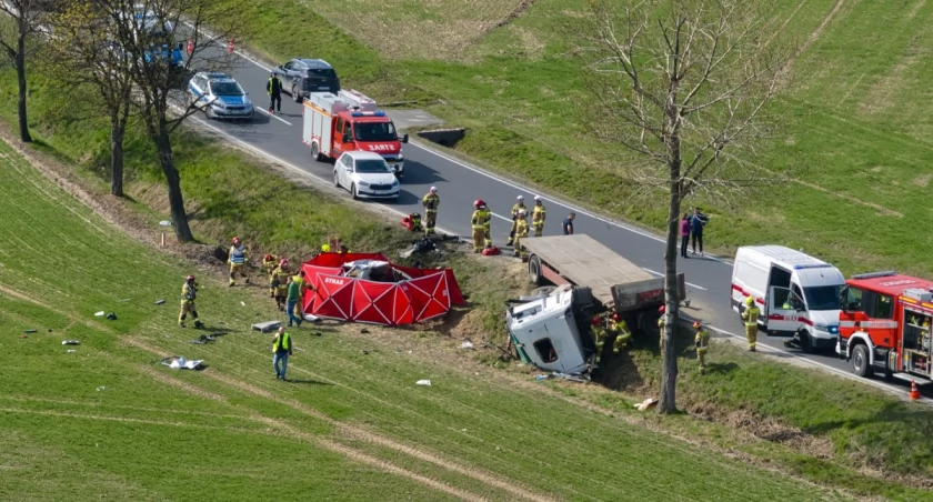 Dwie osoby nie żyją, jedna w krytycznym stanie trafiła do szpitala. Tragiczny wypadek na drodze Wrocław - Świdnica