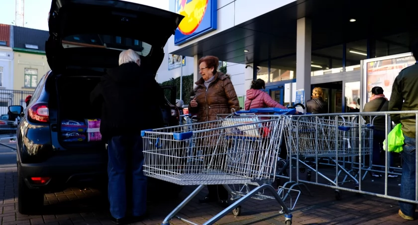 Godziny otwarcia sklepów przed świętami. W sobotę mało czasu na zakupy! [BIEDRONKA, LIDL, DINO, NETTO, ŻABKA i inne]