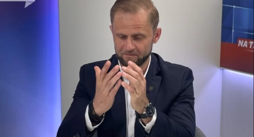 Masaże, wyjazdy i hotele za publiczne pieniądze. Ważny polityk KO odwołany