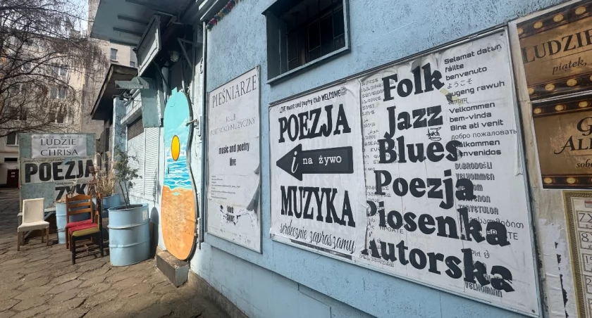 W ukrytym klubie za drzwiami w kształcie gitary święci spotykają się z rock-n-rollowcami 