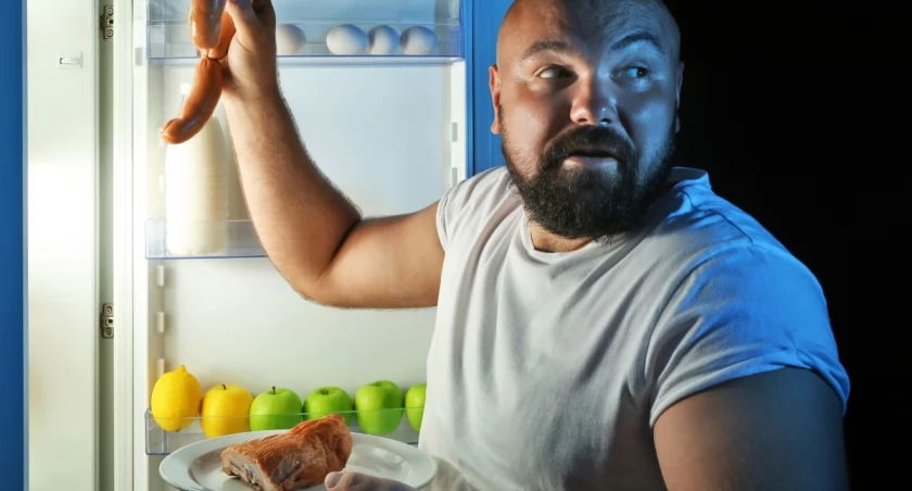 Głodny złodziej przyłapany przy domowej lodówce. Wpadł na święta, żeby się najeść