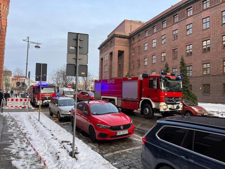 Pożar w KWP we Wrocławiu i ewakuacja pracowników. Znamy wstępne ustalenia