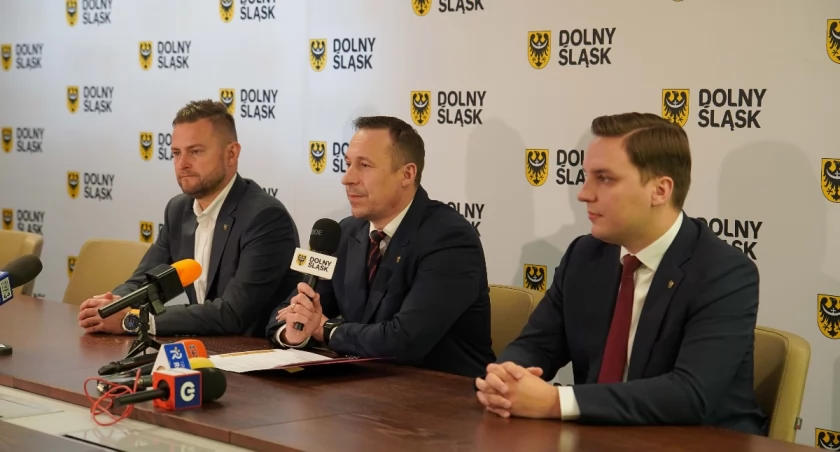 Doświetlone przejścia dla pieszych, przebudowa rond oraz monitoring przejazdów kolejowych – Dolny Śląsk stawia na bezpieczeństwo  