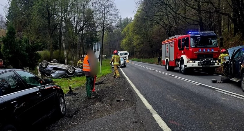 Czołówka i dachowanie. Dwie osoby ranne w wypadku, ważna 