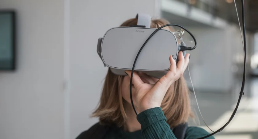 Pacjent mówi, że boi się lotu. Zamiast biletu dostaje gogle VR