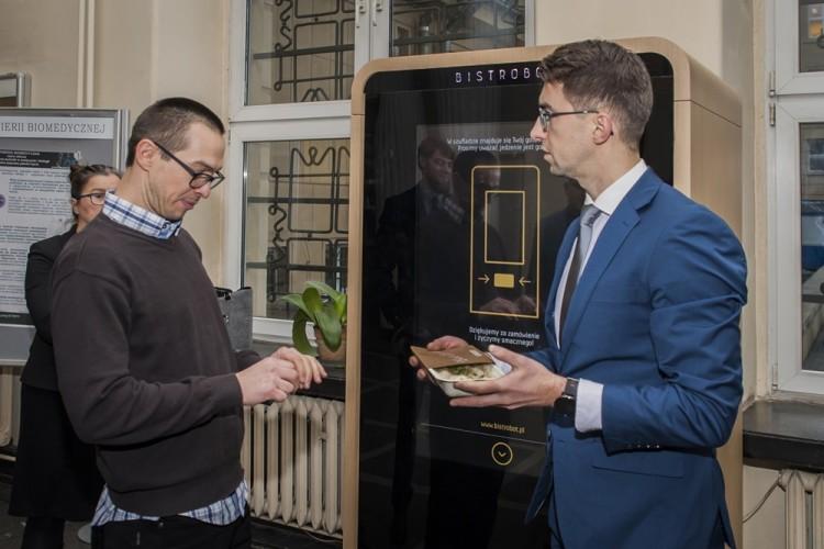 Wrocław: robot serwuje dania takie jak w restauracji [ZDJĘCIA, WIDEO]