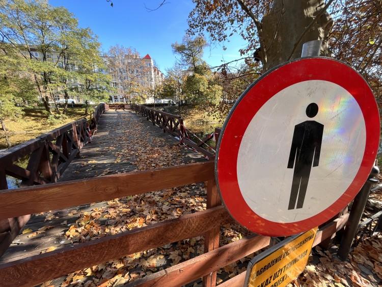 Wrocław: Kładka nad fosą miejską nieczynna od czerwca. Co dalej?