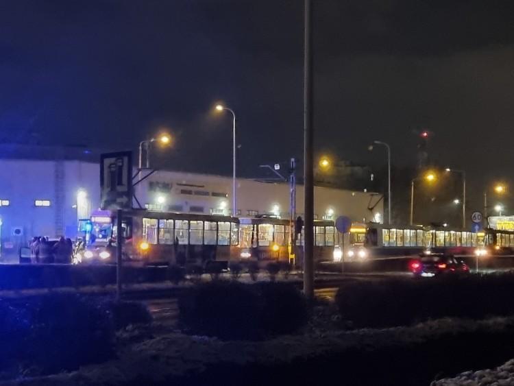 Wrocław: Torowisko na Żmigrodzkiej zablokowane. Auto zderzyło się z tramwajem