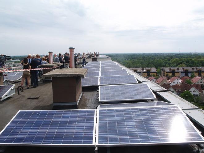 Energia z paneli słonecznych zasili żarówki w windach i na klatkach schodowych