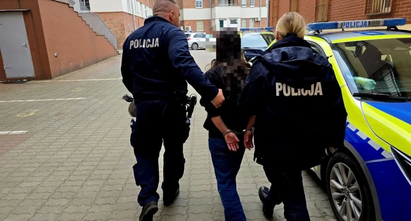 Brutalny atak na kuriera. Kobieta zaczaiła się na niego na klatce schodowej