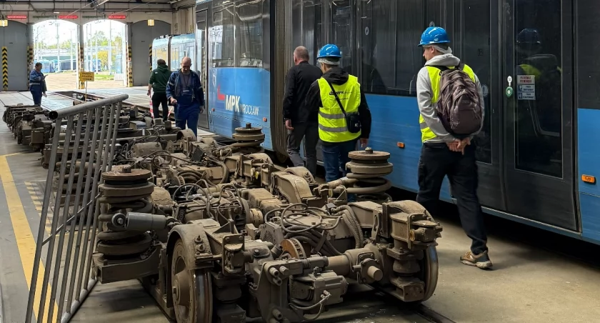 Zajrzeli za kulisy komunikacji miejskiej. Dzień Zaplecza MPK Wrocław